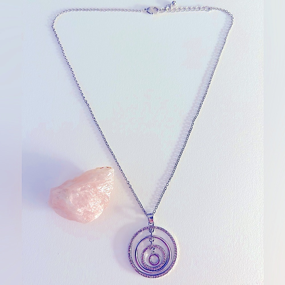 Free💰 Add 1 to bundle Necklace Tiny pink rhinestones circles 18” chain - Picture 2 of 4